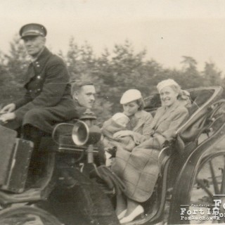 Grzybowski Stanisław w drodze ze Szreńska do Wieczfni Kościelnej wraz z żoną Honoratą, synkiem Andrzejem na kolanach oraz szwagierką (lipiec 1938 r.)