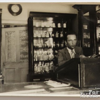 Zdjęcie Włodzimierza Hermanowicza w aptece w Sochocinie - lipiec 1938 r.