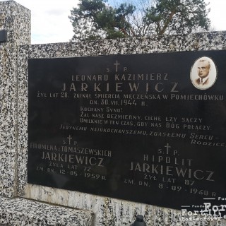 Zdjęcie grobu Leonarda Jarkiewicza, cmentarz. parafialny w Leoncinie