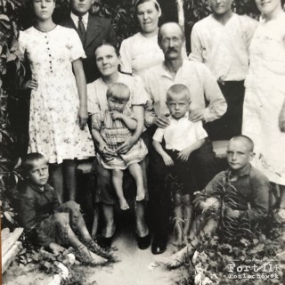 Emilia Kochanowska - siedzi na środku z córką Teresą na kolanach