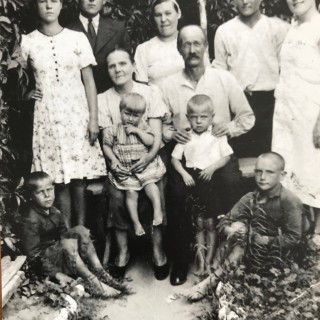 Teresa Kochanowska - mała dziewczynka siedząca na kolanach u kobiety po lewej stronie, Sochocin 1939 r.