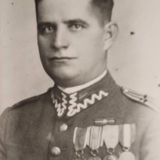 Wacław Komorowski. Na mundurze widać Brązowy Krzyż Zasługi, Medal X-lecia Odzyskanej Niepodległości oraz Medal za Długoletnią Służbę.