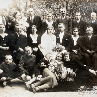 Rodzinna fotografia - Pani Janina siedzi pierwsza z lewej strony. Za nią stoi jej mąż Władysław