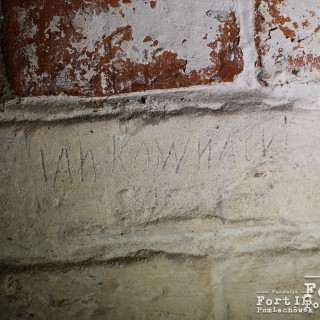 Napis wyryty przez więźnia na ścianie celi śmierci (cela zero) w budynku koszar w Forcie