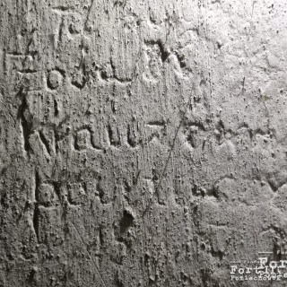 Napis Zofii na ścianie Fortu koło okna