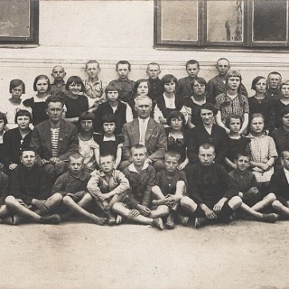 Nauczyciele i uczniowie VI oddziału Szkoły Powszechnej w Płońsku, ok.1930 r..Na zdjęciu m.in Czesław Markiewicz (mężczyzna pierwszy z lewej strony) i Hilary Kleniewski.
