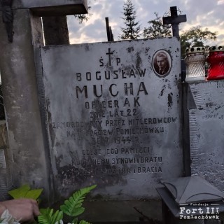 Grób Bogusława Muchy na cmentarzu parafialnym w Nowym Dworze Mazowieckim.