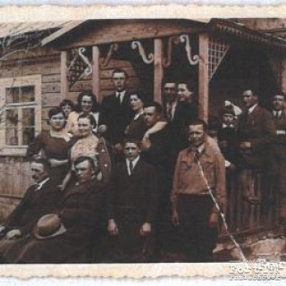 Józef Mączewski (zdjęcie przed domem, siedzi z kapeluszem)