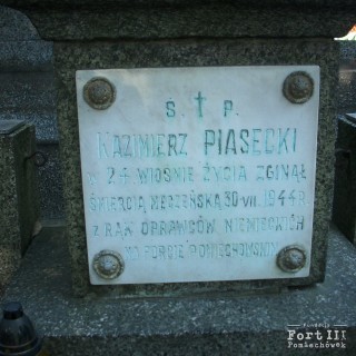 Zdjęcie tablicy nagrobkowej Kazimierza Piaseckiego na cmentarzu parafialnym w Zakroczymiu