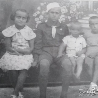 Rodzeństwo Remligerów, od lewej: Marta, Tadeusz i Edward (z prawej). Sochocin, 1936 r.