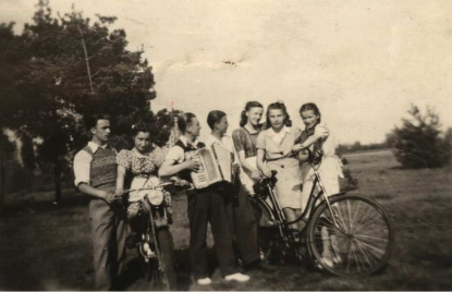 Edward Remliger (od lewej), Koziminy, maj 1947 r.