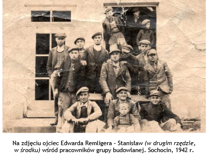 Stanisław Remliger (w drugim rzędzie w środku) wśród pracowników grupy budowlanej, Sochocin 1942 r.