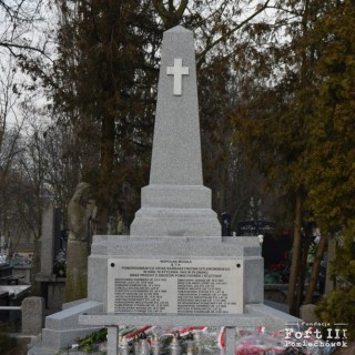 Wspólna mogiła poświęcona "pomordowanym ofiarom barbarzyństwa hitlerowskiego w dniu 16.01.1945 w Płońsku oraz prochy z obozów Pomiechówek i Stutthof" (zdjęcie z widoczną tablicą z nazwiskiem)