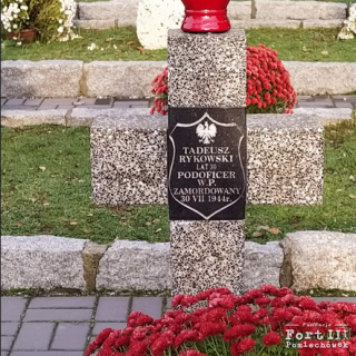 Grób symboliczny Tadeusza Rykowskiego na cmentarzu w Ciechanowie