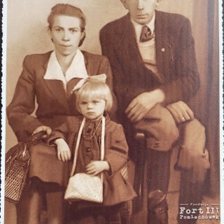 Bronisław z żoną Stanisławą i córką Renią. rok 1949