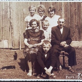 Bronisław z żoną Stanisławą córkami Reginą, Zofią i Teresą oraz synami Tadeuszem i Mieczysławem.. rok 1964