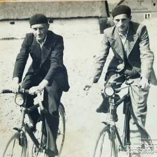 Rowerem przez Gulczewo, Henryk Stańczak (od lewej) i Stefan Stańczak, ok. 1947/48 r.