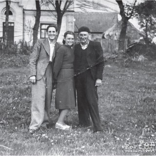 Henryk Stańczak (w czapce) z bratem Stefanem i Zofią Niedzielską, w gospodarstwie państwa Niedzielskich, ok. 1947 r.