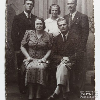 Jerzy Suwiński (stoi po prawej stronie) wraz z rodzeństwem i rodzicami.