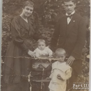 Jerzy Suwiński (z prawej) z rodzicami i bratem Aleksandrem
