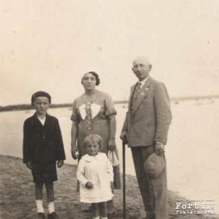 Tomaszewski Edmund z żoną Czesławą i dziećmi Zbigniewem i Urszulą. Prawdopodobnie 1934 rok.