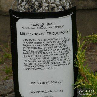 Zdjęcie tablicy nagrobkowej z kwatery wojennej na cmentarzu w Pomiechowie. Kartka z informacjami zamieszczona przez Pana Edwarda Rinau.