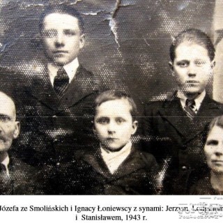 Rodzina Łoniewskich - Józefa i Ignacy Łoniewscy z synami: Jerzym, Longinem i Stanisławem, 1943 r.