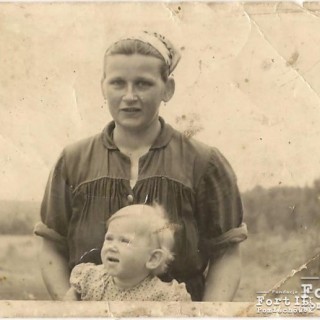 Zofia Ślusarska z córką Urszulą pod koniec lat 50.