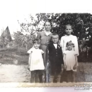 Zdjęcie wysłane 28.05.1944 r. do ojca Stefana Żywczyńskiego, Maryla Żywczyńska w II rzędzie, pierwsza z prawej strony